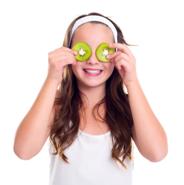 Mädchen mit Kiwi-Scheiben über den Augen — Stockfoto