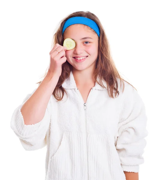 Menina com pepino fatia sobre o olho — Fotografia de Stock