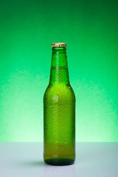 Bottiglia di birra bianca verde bagnata — Foto Stock