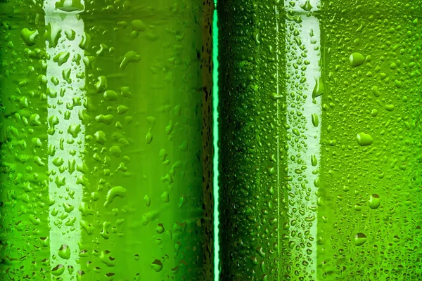 Nasse grüne Bierflaschen abstrakt — Stockfoto