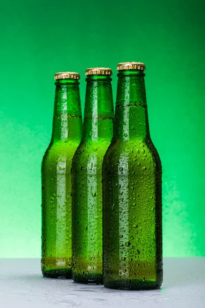 Trois bouteilles de bière vierges humides — Photo
