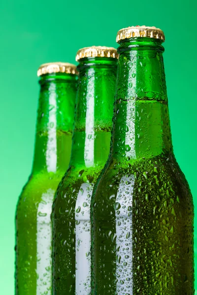 Tres botellas de cerveza en blanco húmedo —  Fotos de Stock