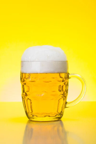 Caneca com cerveja fresca e espumosa — Fotografia de Stock