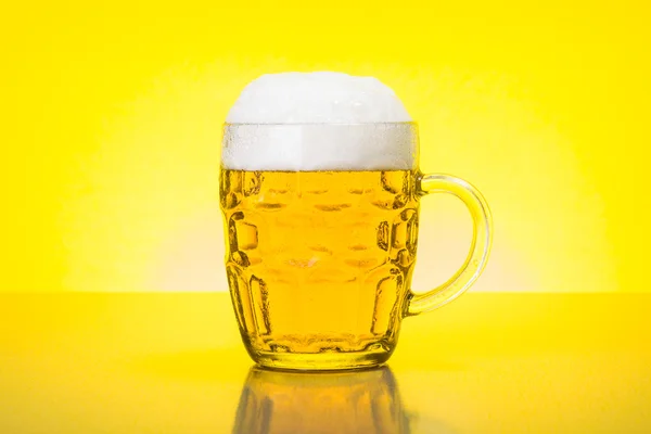 Caneca com cerveja fresca e espumosa — Fotografia de Stock