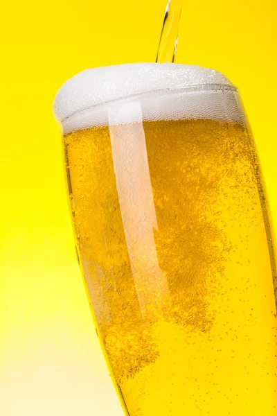 Macro de cerveja a ser purgada em vidro — Fotografia de Stock