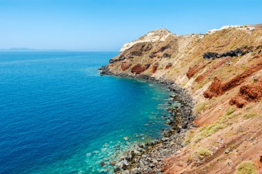 Santorini Island, Yunanistan üzerinde renkli kayalık sahil