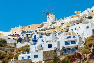 Yel değirmeni ve daireler Oia, Santorini, Yunanistan