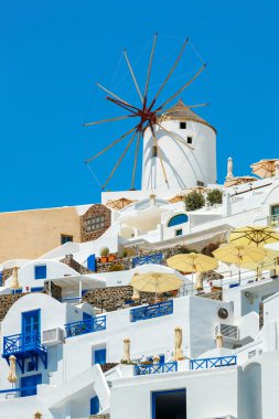 Yel değirmeni ve daireler Oia, Santorini, Yunanistan