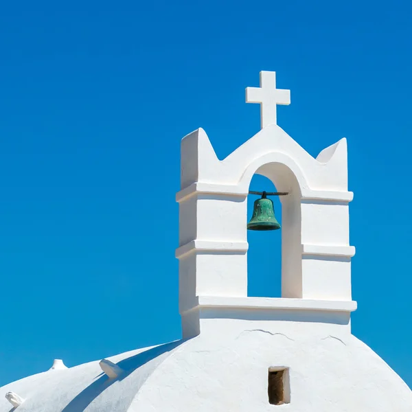Campana chiesa greca contro il cielo blu — Foto Stock