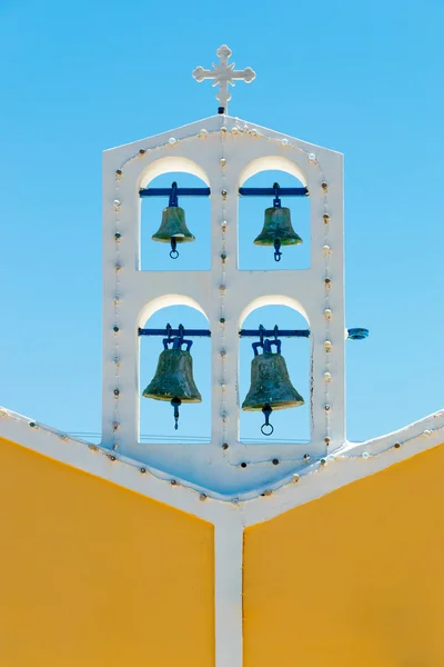 Campane della chiesa greca contro il cielo blu — Foto Stock