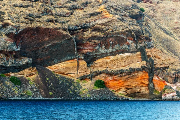 Colorful layers of caldera's inner wall, Santorini — Stock Photo, Image