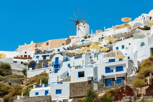 Větrný mlýn a byty v Oia Santorini, Řecko — Stock fotografie