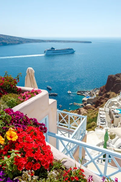 Oia, Santorini çiçekler, binalar ve cruise gemi