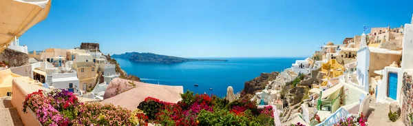 Panorama del pueblo de Oia, isla de Santorini — Foto de Stock