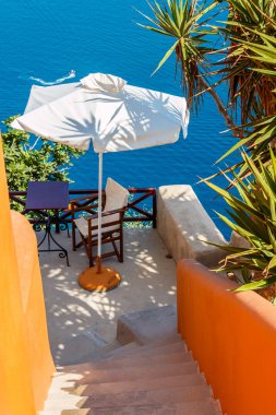 Bir apartman Santorini üzerinde küçük Teras