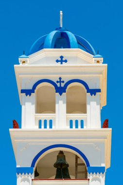 Rum Kilisesi çan kulesi Santorini üzerinde