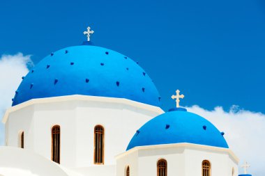 Santorini'de mavi kubbe ile Rum Kilisesi