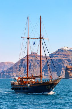 Denizde yelkenli gemi