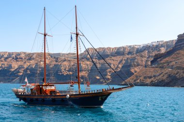 Denizde yelkenli gemi