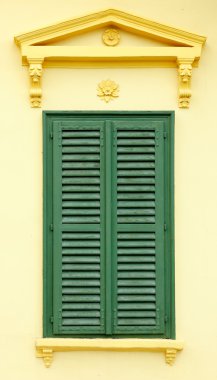 Bahama panjurlar ile neoklasik önden görünümü