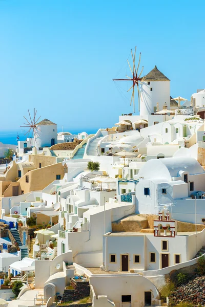 Windmolens en appartementen in de stad Oia, Santorini — Stockfoto