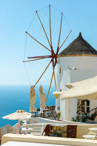 Moulin à vent et appartement à Santorin — Photo