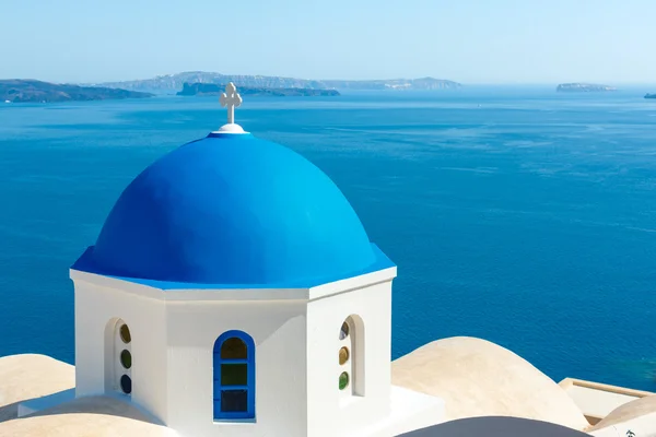 Eglise grecque avec dôme bleu à Oia, Santorin — Photo