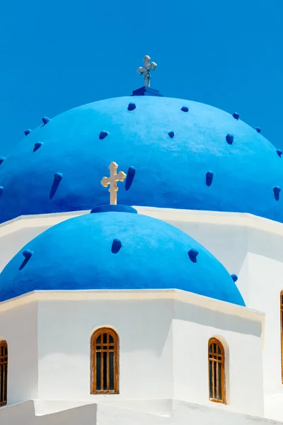 Chiesa greca con cupola blu a Santorini — Foto Stock