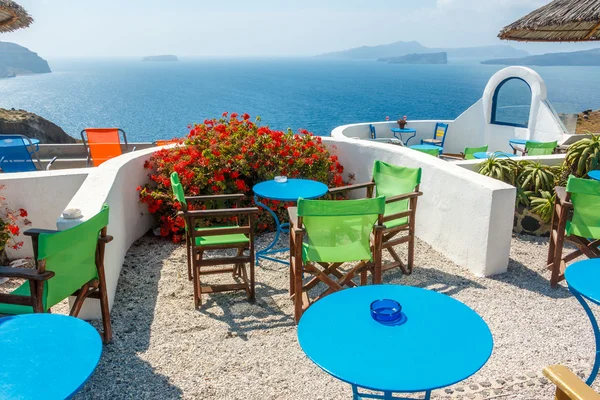 Restauracja na Santorini z widokiem na kalderę — Zdjęcie stockowe