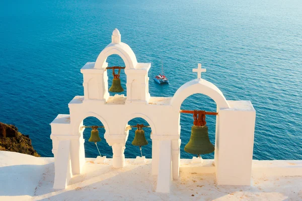 Santorini akşamı bölgesindeki çan kulelerinin — Stok fotoğraf