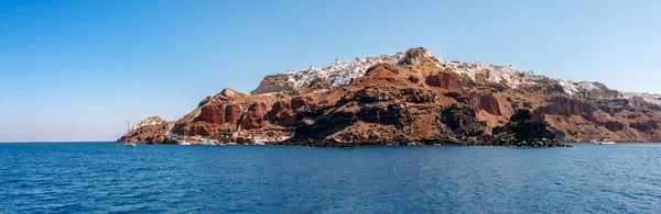 Panorama de la ville d'Oia depuis la mer sur Santorin — Photo