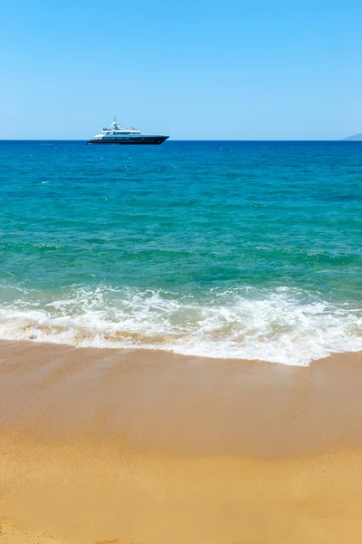 Golden sand and azure sea — Stock Photo, Image