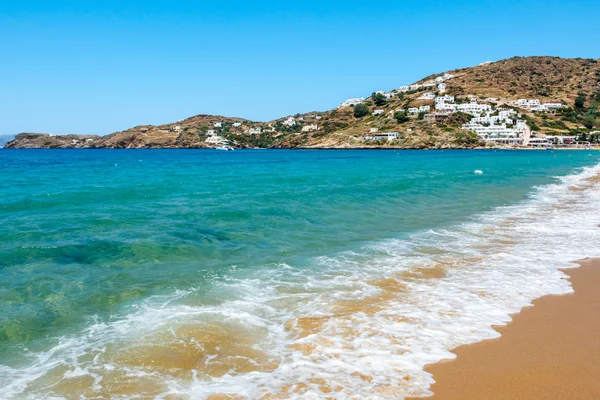 Sabbia dorata e mare azzurro su Ios, Grecia — Foto Stock