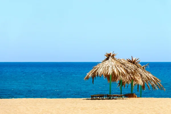 Blue sea, golden sand and sunbeds on the beach — Stock Photo, Image