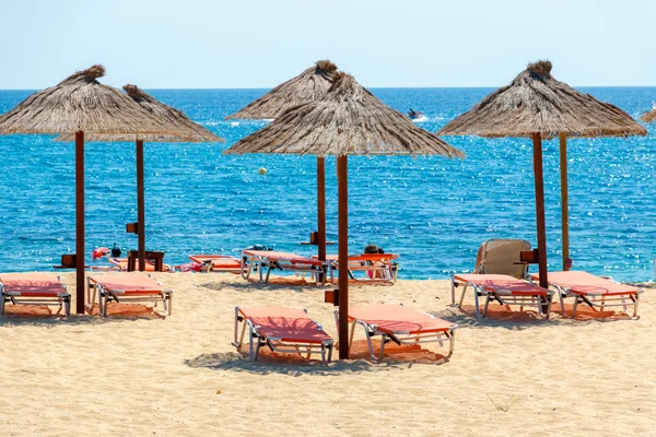 Blue sea, golden sand and sunbeds on the beach — Stock Photo, Image