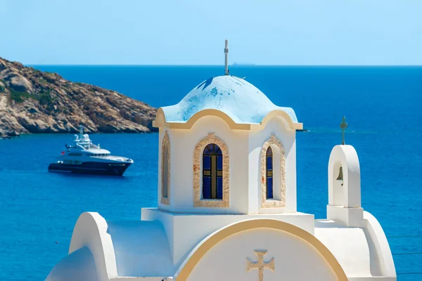 Malá řecká církev s modrou kupolí — Stock fotografie