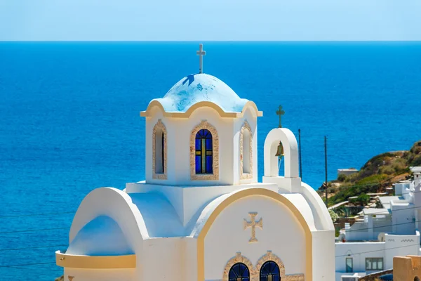 Malá řecká církev s modrou kupolí — Stock fotografie