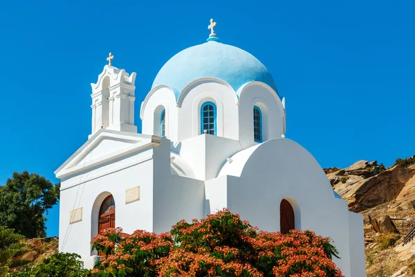 Piccola chiesa greca con cupola blu — Foto Stock