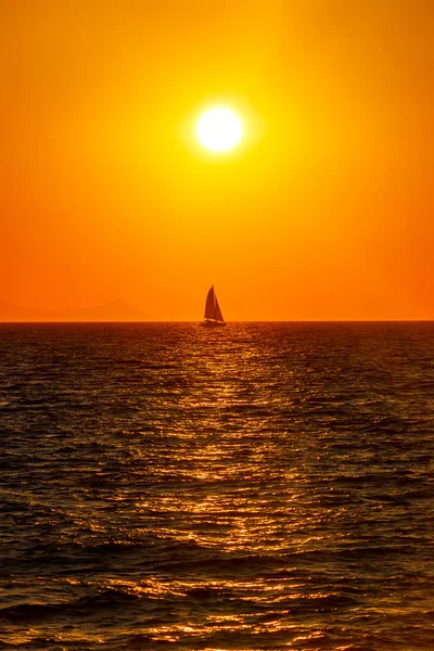 Small boat on the sea in sunset — Stock Photo, Image