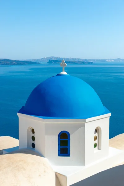 Řecká církev s modrou kupolí v Oia na ostrově Santorini Stock Snímky