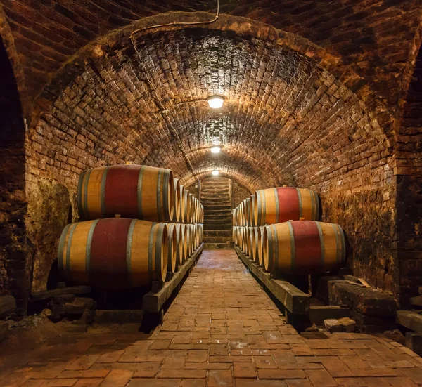 Dębowe beczki w podziemnej piwnicy winiarskiej — Zdjęcie stockowe