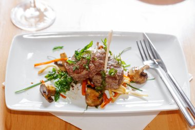 Mantar ve sebze taze Arjantinli sığır eti biftek