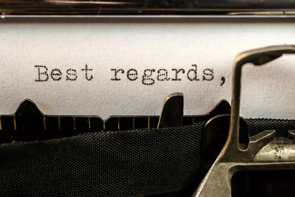 Z poważaniem tekst napisany przez stara maszyna do pisania — Zdjęcie stockowe