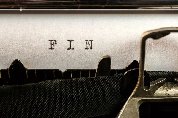 FIN texto escrito por máquina de escrever antiga — Fotografia de Stock
