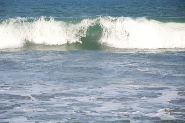 阿鲁加姆湾海岸附近的海浪 — 图库照片