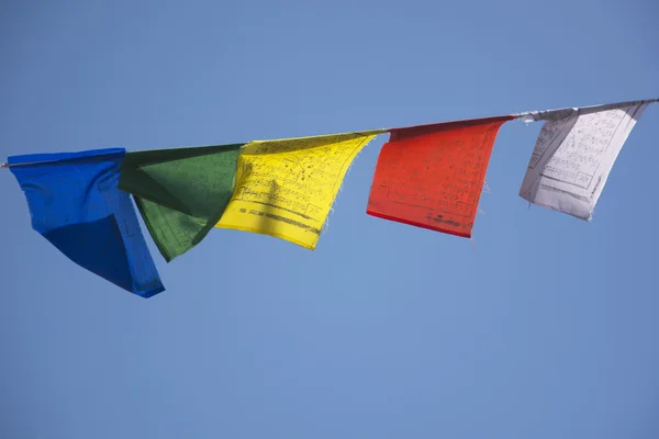 Banderas de oración contra un cielo azul — Foto de Stock