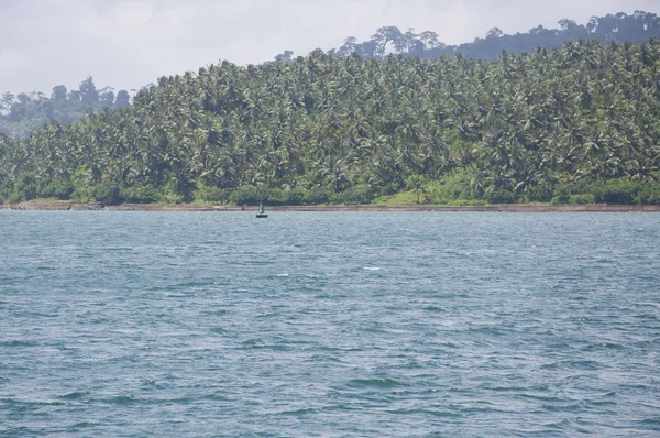 Un bateau naviguant dans la mer d'Andaman — Photo