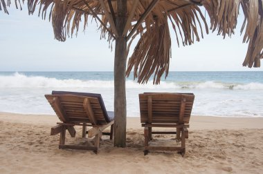 Sahilde iki şezlong