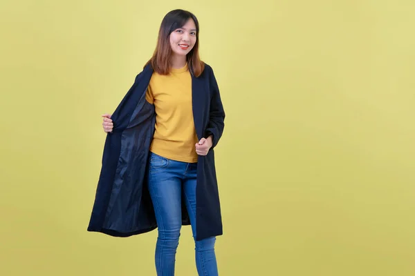 ポートレート美しい若いアジア人女性リラックス幸せな笑顔スタジオショット上の黄色の背景 — ストック写真