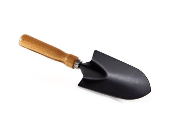 Beyaz arka planda bahçe malzemeleri için metal kürekler